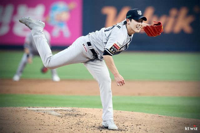 KT 위즈 투수 한차현이 24일 수원 키움 히어로즈전에 선발 등판해 투구하고 있다. KT 위즈 제공
