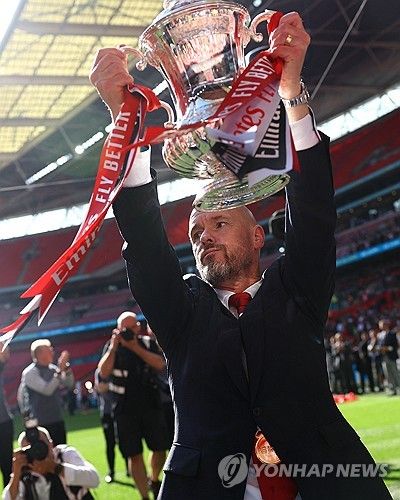 맨체스터 유나이티드가 라이벌 맨체스터 시티를 꺾고 2023-24시즌 잉글랜드 축구협회컵(FA컵)에서 우승을 차지하자 텐 하흐 감독을 향한 여론도 뒤집혔다. 당초 많은 팬들은 텐 하흐 감독의 전술적 능력을 의심하면서 텐 하흐 감독의 경질을 요구했으나, FA컵 결승전 이후 텐 하흐 감독이 신성들을 챙기는 모습을 보이자 그가 아버지 같다며 칭찬했다. 다만 바뀐 여론에도 불구하고 기존 텐 하흐 감독을 경질하기로 결정한 것으로 알려진 맨유가 선택을 바꿀지는 미지수다. 사진 연합뉴스