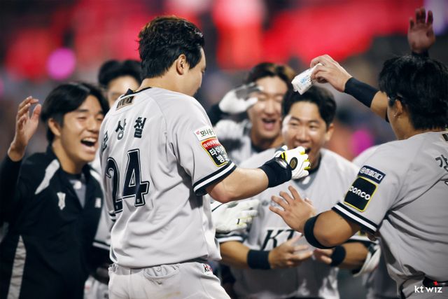 KT 위즈 문상철이 지난 24일 수원 KT위즈파크에서 열린 키움 히어로즈와의 홈경기에서 연장 10회 끝내기 솔로 홈런을 친 뒤 홈으로 들어와 동료들의 축하를 받고 있다. KT 위즈 제공