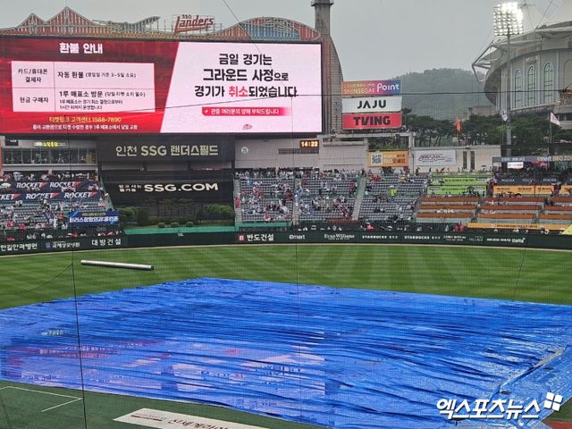 26일 오후 인천SSG랜더스필드에서 열릴 예정이었던 2024 신한 SOL Bank KBO리그 한화 이글스와 SSG 랜더스의 정규시즌 9차전이 우천으로 취소됐다. 전광판에 우천취소를 알리는 문구가 송출되고 있다. 이날 오전만 해도 날씨가 좋았기 때문이 SSG랜더스필드에 관중이 제법 들어찬 상태였다. 이반 시리즈에선 한화가 이틀 연속 2점차 승리를 챙기며 위닝시리즈를 거뒀다. 인천, 유준상 기자