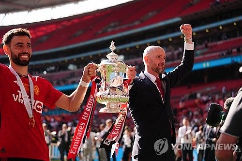 글로벌 축구매체 GOAL에 따르면 맨체스터 유나이티드 베테랑 수비수 조니 에반스는 에릭 텐 하흐 감독이 계속 클럽을 지휘해주길 바랐다. 맨유는 25일 맨체스터 시티를 꺾고 잉글랜드 FA컵에서 우승을 차지했다. 그러나 경기 전 맨유가 FA컵 결과에 상관 없이 텐 하흐 감독을 경질할 거라는 소식이 보도돼 구단 수뇌부가 정말 FA컵 우승에 성공한 텐 하흐 감독을 경질할지 관심이 집중되고 있다. 결승전이 끝난 후 에반스는 텐 하흐 감독이 맨유에 남아줬으면 한다고 말해 눈길을 끌었다. 연합뉴스