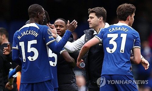 아직까지 에릭 텐 하흐 감독의 미래가 결정되지 않은 가운데, 맨체스터 유나이티드가 최근까지 첼시를 이끌었던 마우리시오 포체티노 감독을 포함한 다수의 감독 후보군과 접촉했다는 소식이 전해졌다. 영국 텔레그래프에 따르면 맨유는 현재 포체티노 감독과 브렌트퍼드의 토마스 프랭크 감독, 그리고 입스위치 타운의 승격을 이끈 키어런 맥케나 감독을 잠재적인 후보로 둔 것으로 알려졌다. 사진 연합뉴스