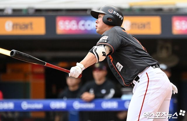 25일 오후 인천SSG랜더스필드에서 열린 2024 신한 SOL Bank KBO리그 한화 이글스와 SSG 랜더스의 경기, 4회초 무사 2루 한화 안치홍이 중전안타를 날리고 있다. 인천, 김한준 기자