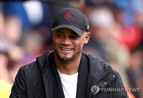 벨기에 출신 뱅상 콤파니가 독일 바이에른 뮌헨 부임을 앞둔 가운데 뮌헨과 비독일인 감독의 궁합이 좋지 않은 것으로 드러났다.&nbsp;독일 축구 소식을 다루는 Bayern&Germany에 따르면&nbsp;1965년 유고슬라비아 출신 즐라트코 차이코프스키를 시작으로 12명의 감독까지 4시즌 넘게 뮌헨을 지도한 감독은 없었다. 특히 유럽축구연맹 챔피언스리그에서 우승한 적도 없는 것으로 밝혀졌다. 역대 13번째 비독일인 감독이 될 콤파니가 뮌헨에서 성공을 거둘 수 있을지 의심의 눈초리가 싹트고 있다. 연합뉴스