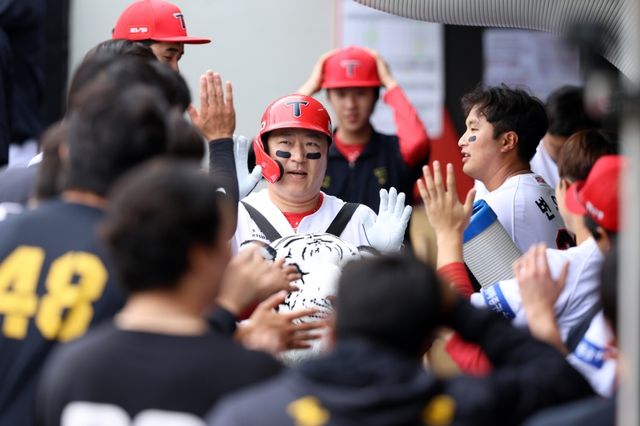 26일 광주-KIA챔피언스필드에서 열린 2024 신한 SOL Bank KBO리그 두산 베어스와 KIA 타이거즈의 경기, KIA 최형우가 홈런을 친 후 더그아웃에서 하이파이브를 하고 있다. KIA 타이거즈
