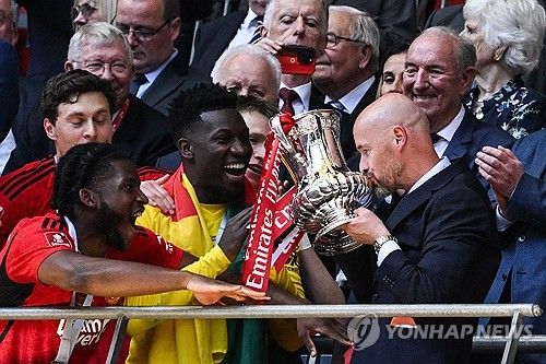 맨체스터 유나이티드가 라이벌 맨체스터 시티를 꺾고 2023-24시즌 잉글랜드 축구협회컵(FA컵)에서 우승을 차지하자 텐 하흐 감독을 향한 여론도 뒤집혔다. 당초 많은 팬들은 텐 하흐 감독의 전술적 능력을 의심하면서 텐 하흐 감독의 경질을 요구했으나, FA컵 결승전 이후 텐 하흐 감독이 신성들을 챙기는 모습을 보이자 그가 아버지 같다며 칭찬했다. 다만 바뀐 여론에도 불구하고 기존 텐 하흐 감독을 경질하기로 결정한 것으로 알려진 맨유가 선택을 바꿀지는 미지수다. 사진 연합뉴스