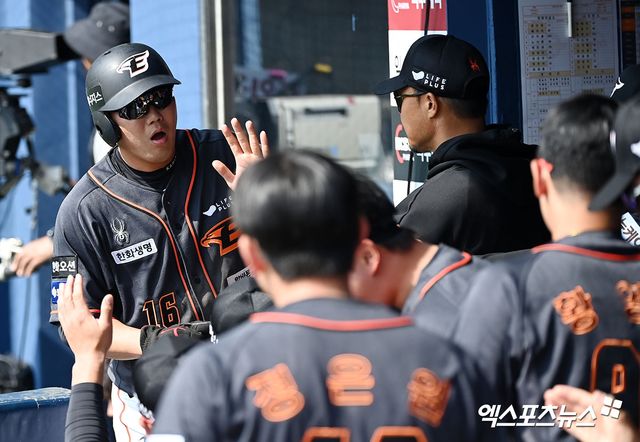 23일 오후 서울 송파구 잠실야구장에서 열린 2024 신한 SOL Bank KBO리그 한화 이글스와 LG 트윈스의 경기, 3회초 1사 1,3루 한화 하주석이 요나단 페라자의 2타점 적시타 때 득점에 성공한 후 더그아웃에서 하이파이브를 하고 있다. 엑스포츠뉴스 DB