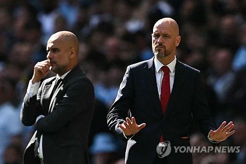 맨체스터 유나이티드가 라이벌 맨체스터 시티를 꺾고 2023-24시즌 잉글랜드 축구협회컵(FA컵)에서 우승을 차지하자 텐 하흐 감독을 향한 여론도 뒤집혔다. 당초 많은 팬들은 텐 하흐 감독의 전술적 능력을 의심하면서 텐 하흐 감독의 경질을 요구했으나, FA컵 결승전 이후 텐 하흐 감독이 신성들을 챙기는 모습을 보이자 그가 아버지 같다며 칭찬했다. 다만 바뀐 여론에도 불구하고 기존 텐 하흐 감독을 경질하기로 결정한 것으로 알려진 맨유가 선택을 바꿀지는 미지수다. 사진 연합뉴스