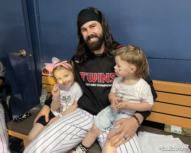 LG 트윈스 선발투수 케이시 켈리가 26일 서울 잠실야구장에서 열린 NC 다이노스와의 홈경기에 선발 등판해 호투한 뒤 자녀들과 함께 기념촬영하고 있다. 잠실, 최원영 기자