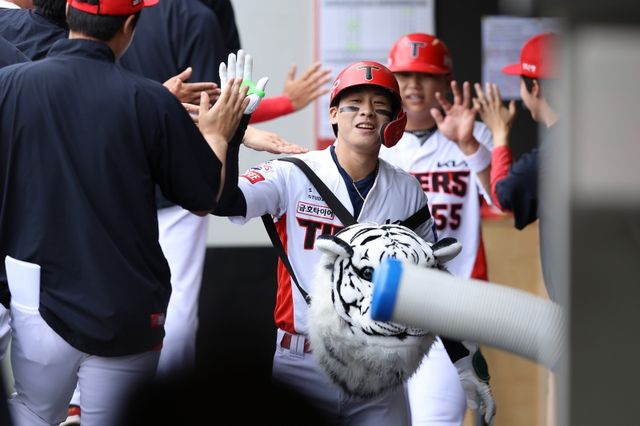 26일 광주-KIA챔피언스필드에서 열린 2024 신한 SOL Bank KBO리그 두산 베어스와 KIA 타이거즈의 경기, KIA 박찬호가 홈런을 친 후 더그아웃에서 하이파이브를 하고 있다. KIA 타이거즈