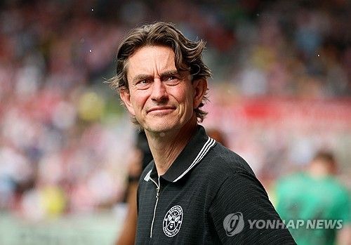 아직까지 에릭 텐 하흐 감독의 미래가 결정되지 않은 가운데, 맨체스터 유나이티드가 최근까지 첼시를 이끌었던 마우리시오 포체티노 감독을 포함한 다수의 감독 후보군과 접촉했다는 소식이 전해졌다. 영국 텔레그래프에 따르면 맨유는 현재 포체티노 감독과 브렌트퍼드의 토마스 프랭크 감독, 그리고 입스위치 타운의 승격을 이끈 키어런 맥케나 감독을 잠재적인 후보로 둔 것으로 알려졌다. 사진 연합뉴스