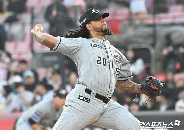 25일 오후 수원KT위즈파크에서 열린 2024 신한 SOL Bank KBO리그 한화 이글스와 KT 위즈의 경기, 1회말 한화 선발투수 페냐가 공을 힘차게 던지고 있다. 엑스포츠뉴스 DB