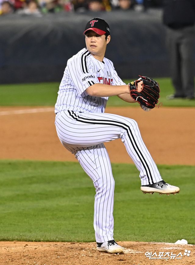 LG 트윈스 구원투수 함덕주가 지난해 한국시리즈에 등판해 역투하고 있다. 지난 1월 16일 왼쪽 팔꿈치 주두골 미세골절로 왼쪽 주관절 핀고정수술을 받은 함덕주는 당초 6월 말 복귀를 노렸지만 뼈가 다 붙지 않아 8월로 계획이 미뤄졌다. 엑스포츠뉴스 DB