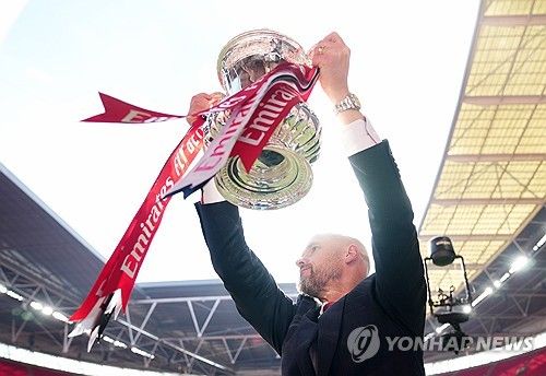 글로벌 축구매체 GOAL에 따르면 맨체스터 유나이티드 베테랑 수비수 조니 에반스는 에릭 텐 하흐 감독이 계속 클럽을 지휘해주길 바랐다. 맨유는 25일 맨체스터 시티를 꺾고 잉글랜드 FA컵에서 우승을 차지했다. 그러나 경기 전 맨유가 FA컵 결과에 상관 없이 텐 하흐 감독을 경질할 거라는 소식이 보도돼 구단 수뇌부가 정말 FA컵 우승에 성공한 텐 하흐 감독을 경질할지 관심이 집중되고 있다. 결승전이 끝난 후 에반스는 텐 하흐 감독이 맨유에 남아줬으면 한다고 말해 눈길을 끌었다. 연합뉴스