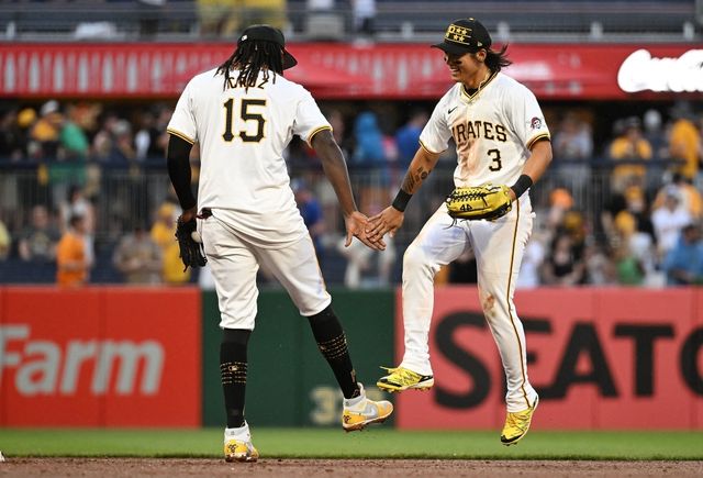 피츠버그 파이리츠 배지환이 26일 미국 펜실베이니아주 피츠버그의 PNC에서 열린 2024 미국프로야구 메이저리그 애틀랜타 브레이브스와의 홈경기에 9번타자 겸 중견수로 선발 출전해 2타수 1안타 1타점 1볼넷 1득점을 기록했다. 배지환의 시즌 타율은 0.143에서 0.222로 상승했다. AFP 연합뉴스