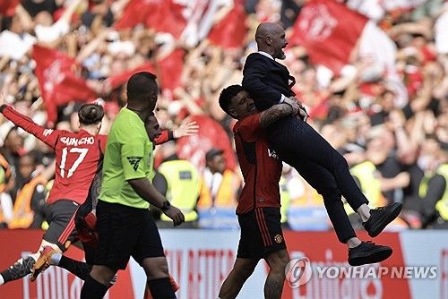 아직까지 에릭 텐 하흐 감독의 미래가 결정되지 않은 가운데, 맨체스터 유나이티드가 최근까지 첼시를 이끌었던 마우리시오 포체티노 감독을 포함한 다수의 감독 후보군과 접촉했다는 소식이 전해졌다. 영국 텔레그래프에 따르면 맨유는 현재 포체티노 감독과 브렌트퍼드의 토마스 프랭크 감독, 그리고 입스위치 타운의 승격을 이끈 키어런 맥케나 감독을 잠재적인 후보로 둔 것으로 알려졌다. 사진 연합뉴스