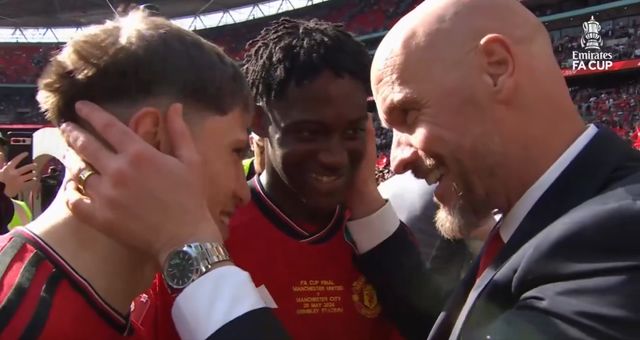 맨체스터 유나이티드가 라이벌 맨체스터 시티를 꺾고 2023-24시즌 잉글랜드 축구협회컵(FA컵)에서 우승을 차지하자 텐 하흐 감독을 향한 여론도 뒤집혔다. 당초 많은 팬들은 텐 하흐 감독의 전술적 능력을 의심하면서 텐 하흐 감독의 경질을 요구했으나, FA컵 결승전 이후 텐 하흐 감독이 신성들을 챙기는 모습을 보이자 그가 아버지 같다며 칭찬했다. 다만 바뀐 여론에도 불구하고 기존 텐 하흐 감독을 경질하기로 결정한 것으로 알려진 맨유가 선택을 바꿀지는 미지수다. 사진 FA컵