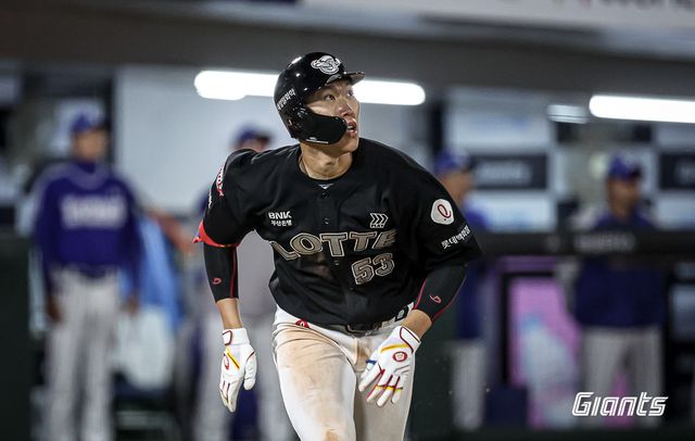 롯데 자이언츠 내야수 박승욱. 5월 25일 삼성 라이온즈와의 사직 홈 경기에서 8회말 결승 역전 솔로 홈런을 기록했다. 사진 롯데 자이언츠