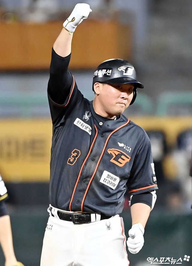 25일 오후 인천SSG랜더스필드에서 열린 2024 신한 SOL Bank KBO리그 한화 이글스와 SSG 랜더스의 경기, 10회초 2사 1,2루 한화 안치홍이 2타점 2루타를 날린 후 기뻐하고 있다. 인천, 김한준 기자