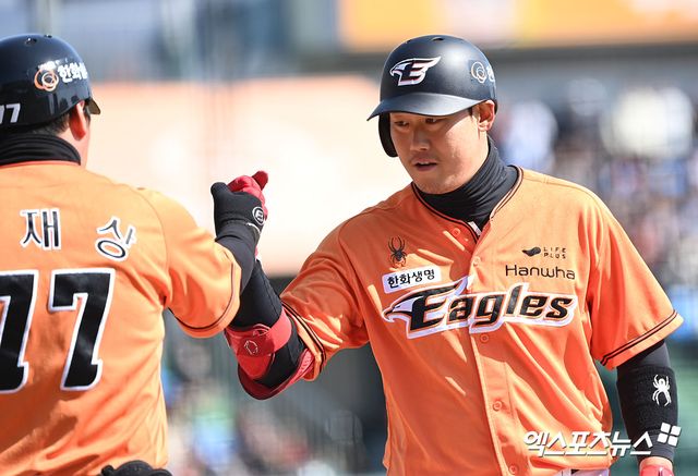 9일 오후 대전 한화생명이글스파크에서 열린 2024 신한 SOL Bank KBO리그 삼성 라이온즈와 한화 이글스의 시범경기, 4회말 2사 만루 한화 하주석이 2타점 적시타를 날린 후 귀루하고 있다. 엑스포츠뉴스 DB