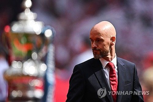 맨체스터 유나이티드가 라이벌 맨체스터 시티를 꺾고 2023-24시즌 잉글랜드 축구협회컵(FA컵)에서 우승을 차지하자 텐 하흐 감독을 향한 여론도 뒤집혔다. 당초 많은 팬들은 텐 하흐 감독의 전술적 능력을 의심하면서 텐 하흐 감독의 경질을 요구했으나, FA컵 결승전 이후 텐 하흐 감독이 신성들을 챙기는 모습을 보이자 그가 아버지 같다며 칭찬했다. 다만 바뀐 여론에도 불구하고 기존 텐 하흐 감독을 경질하기로 결정한 것으로 알려진 맨유가 선택을 바꿀지는 미지수다. 사진 연합뉴스