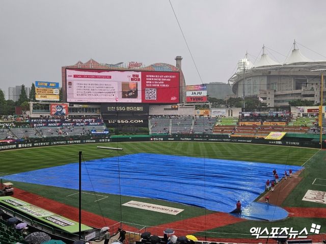 26일 오후 인천SSG랜더스필드에서 열리는 2024 신한 SOL Bank KBO리그 한화 이글스와 SSG 랜더스의 경기, 그라운드에 대형 방수포가 설치됐다. 인천, 유준상 기자