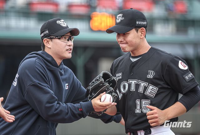 롯데 자이언츠 투수 김진욱. 지난 5월 25일 삼성 라이온즈와의 사직 홈 경기에서 4.1이닝 3실점을 기록했다. 사진 롯데 자이언츠