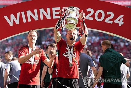 글로벌 축구매체 GOAL에 따르면 맨체스터 유나이티드 베테랑 수비수 조니 에반스는 에릭 텐 하흐 감독이 계속 클럽을 지휘해주길 바랐다. 맨유는 25일 맨체스터 시티를 꺾고 잉글랜드 FA컵에서 우승을 차지했다. 그러나 경기 전 맨유가 FA컵 결과에 상관 없이 텐 하흐 감독을 경질할 거라는 소식이 보도돼 구단 수뇌부가 정말 FA컵 우승에 성공한 텐 하흐 감독을 경질할지 관심이 집중되고 있다. 결승전이 끝난 후 에반스는 텐 하흐 감독이 맨유에 남아줬으면 한다고 말해 눈길을 끌었다. 연합뉴스