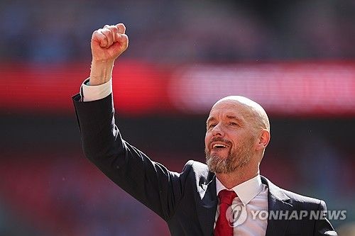 맨체스터 유나이티드가 라이벌 맨체스터 시티를 꺾고 2023-24시즌 잉글랜드 축구협회컵(FA컵)에서 우승을 차지하자 텐 하흐 감독을 향한 여론도 뒤집혔다. 당초 많은 팬들은 텐 하흐 감독의 전술적 능력을 의심하면서 텐 하흐 감독의 경질을 요구했으나, FA컵 결승전 이후 텐 하흐 감독이 신성들을 챙기는 모습을 보이자 그가 아버지 같다며 칭찬했다. 다만 바뀐 여론에도 불구하고 기존 텐 하흐 감독을 경질하기로 결정한 것으로 알려진 맨유가 선택을 바꿀지는 미지수다. 사진 연합뉴스