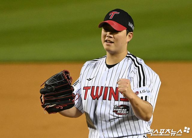 LG 트윈스 구원투수 함덕주가 지난해 한국시리즈에 등판해 무실점으로 이닝을 막아낸 뒤 주먹을 불끈 쥐고 있다. 지난 1월 16일 왼쪽 팔꿈치 주두골 미세골절로 왼쪽 주관절 핀고정수술을 받은 함덕주는 당초 6월 말 복귀를 노렸지만 뼈가 다 붙지 않아 8월로 계획이 미뤄졌다. 엑스포츠뉴스 DB