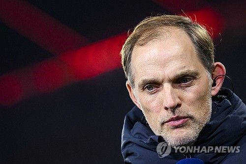 번리의 뱅상 콤파니 감독이 김민재의 소속팀 바이에른 뮌헨의 차기 사령탑으로 부임하는 게 유력해진 가운데 독일 유력 매체 빌트가 축구팬들을 대상으로 콤파니 감독이 뮌헨에 어울리는 지도자인지 묻는 설문을 실시했다. 11만 명이 넘는 팬들이 참여한 투표에서 콤파니 감독이 뮌헨에 어울리는 지도자가 아니라는 표가 무려 70%에 육박했다. 콤파니 감독의 긍정적인 요소들을 설명한 현지 매체들의 보도에도 불구하고 콤파니 감독의 능력에 대한 팬들의 의심은 여전한 듯하다. 사진 연합뉴스