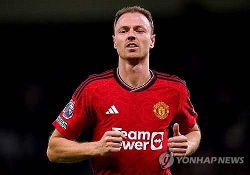 글로벌 축구매체 GOAL에 따르면 맨체스터 유나이티드 베테랑 수비수 조니 에반스는 에릭 텐 하흐 감독이 계속 클럽을 지휘해주길 바랐다. 맨유는 25일 맨체스터 시티를 꺾고 잉글랜드 FA컵에서 우승을 차지했다. 그러나 경기 전 맨유가 FA컵 결과에 상관 없이 텐 하흐 감독을 경질할 거라는 소식이 보도돼 구단 수뇌부가 정말 FA컵 우승에 성공한 텐 하흐 감독을 경질할지 관심이 집중되고 있다. 결승전이 끝난 후 에반스는 텐 하흐 감독이 맨유에 남아줬으면 한다고 말해 눈길을 끌었다. 연합뉴스