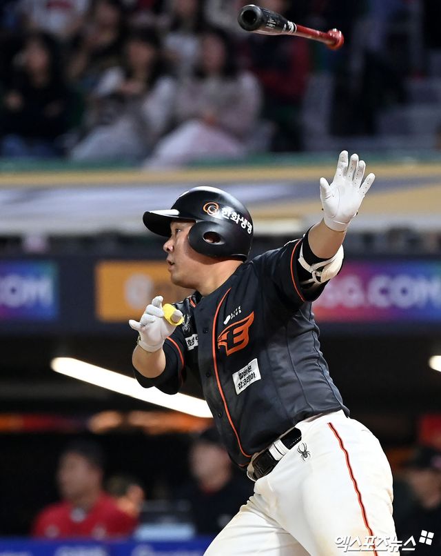 25일 오후 인천SSG랜더스필드에서 열린 2024 신한 SOL Bank KBO리그 한화 이글스와 SSG 랜더스의 경기, 10회초 2사 1,2루 한화 안치홍이 2타점 2루타를 날리고 있다. 인천, 김한준 기자