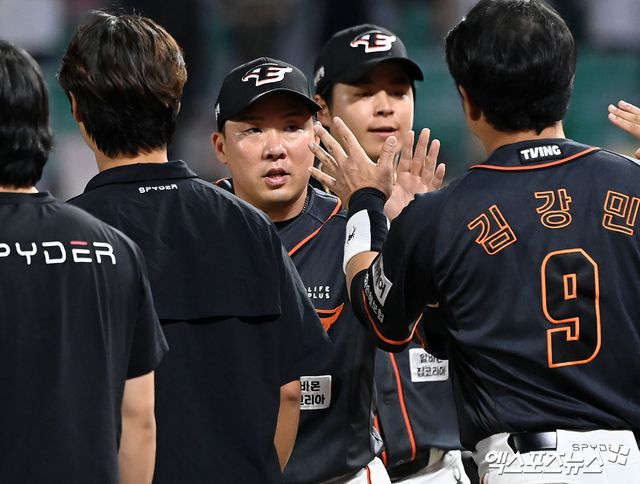 25일 오후 인천SSG랜더스필드에서 열린 2024 신한 SOL Bank KBO리그 한화 이글스와 SSG 랜더스의 경기, 한화가 연장 10회초에 나온 안치홍의 2타점 2루타에 힘업어 SSG에 4-2로 승리했다. 이날 경기에서 승리한 한화 안치홍이 선수단과 하이파이브를 하고 있다. 인천, 김한준 기자