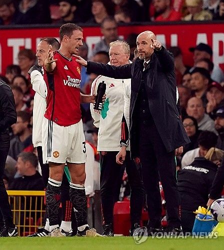 글로벌 축구매체 GOAL에 따르면 맨체스터 유나이티드 베테랑 수비수 조니 에반스는 에릭 텐 하흐 감독이 계속 클럽을 지휘해주길 바랐다. 맨유는 25일 맨체스터 시티를 꺾고 잉글랜드 FA컵에서 우승을 차지했다. 그러나 경기 전 맨유가 FA컵 결과에 상관 없이 텐 하흐 감독을 경질할 거라는 소식이 보도돼 구단 수뇌부가 정말 FA컵 우승에 성공한 텐 하흐 감독을 경질할지 관심이 집중되고 있다. 결승전이 끝난 후 에반스는 텐 하흐 감독이 맨유에 남아줬으면 한다고 말해 눈길을 끌었다. 연합뉴스