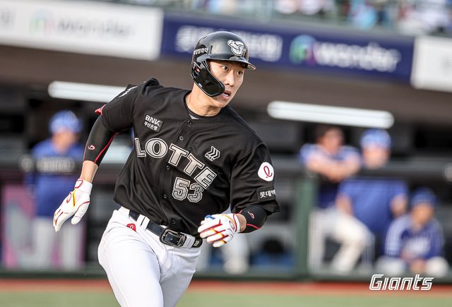 롯데 자이언츠 내야수 박승욱. 5월 25일 삼성 라이온즈와의 사직 홈 경기에서 8회말 결승 역전 솔로 홈런을 기록했다. 사진 롯데 자이언츠