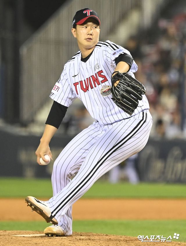 LG 트윈스 마무리투수 유영찬이 경기에 등판해 투구하고 있다. 엑스포츠뉴스 DB