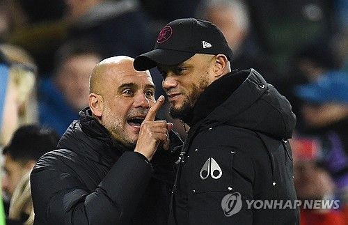 바이에른 뮌헨이 뱅상 콤파니 감독 선임을 목전에 둔 가운데 바스티안 슈바인슈타이거와 필립 람을 비롯한 뮌헨 레전드들은 콤파니가 세계적인 명장 펩 과르디올라 감독으로부터 자질을 인정 받았다는 점을 들어 긍정적인 반응을 보였다. 콤파니 감독은 현역 시절 맨체스터 시티에서 3년 동안 과르디올라 감독 밑에서 뛰었다. 이후 지도자로 변신한 과르디올라 감독으로부터 지도력을 칭찬 받았다. 콤파니 감독이 뮌헨 차기 사령탑 후보로 등극하자 과르디올라 감독은 뮌헨의 결정을 지지하면서 제자를 적극 추천했다. 연합뉴스