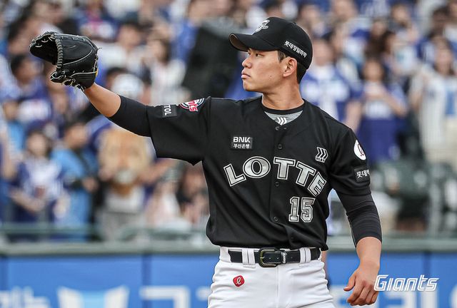 롯데 자이언츠 투수 김진욱. 지난 5월 25일 삼성 라이온즈와의 사직 홈 경기에서 4.1이닝 3실점을 기록했다. 사진 롯데 자이언츠