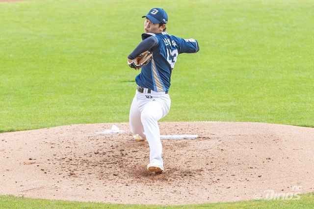 신영우는 25일 잠실구장에서 열린 '2024 신한 SOL Bank KBO 리그' LG와 주말 3연전 두 번째 경기에서 팀의 다섯 번째 투수로 구원 등판했다. 3⅔이닝 2실점 7볼넷으로 제구 보안에 관한 숙제를 안고 통산 세 번째 등판을 마무리했다. NC 다이노스 