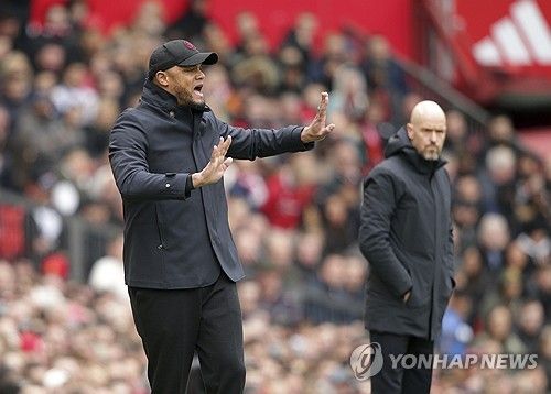 번리의 뱅상 콤파니 감독이 김민재의 소속팀 바이에른 뮌헨의 차기 사령탑으로 부임하는 게 유력해진 가운데 독일 유력 매체 빌트가 축구팬들을 대상으로 콤파니 감독이 뮌헨에 어울리는 지도자인지 묻는 설문을 실시했다. 11만 명이 넘는 팬들이 참여한 투표에서 콤파니 감독이 뮌헨에 어울리는 지도자가 아니라는 표가 무려 70%에 육박했다. 콤파니 감독의 긍정적인 요소들을 설명한 현지 매체들의 보도에도 불구하고 콤파니 감독의 능력에 대한 팬들의 의심은 여전한 듯하다. 사진 연합뉴스