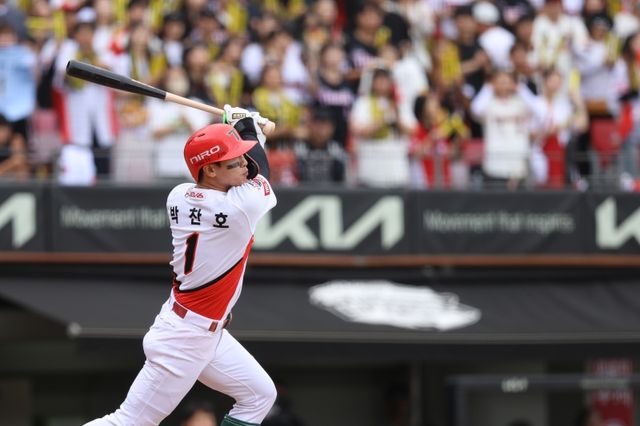 26일 광주-KIA챔피언스필드에서 열린 2024 신한 SOL Bank KBO리그 두산 베어스와 KIA 타이거즈의 경기, KIA 박찬호가 타격을 하고 있다. KIA 타이거즈