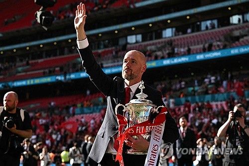 맨체스터 유나이티드가 라이벌 맨체스터 시티를 꺾고 2023-24시즌 잉글랜드 축구협회컵(FA컵)에서 우승을 차지하자 텐 하흐 감독을 향한 여론도 뒤집혔다. 당초 많은 팬들은 텐 하흐 감독의 전술적 능력을 의심하면서 텐 하흐 감독의 경질을 요구했으나, FA컵 결승전 이후 텐 하흐 감독이 신성들을 챙기는 모습을 보이자 그가 아버지 같다며 칭찬했다. 다만 바뀐 여론에도 불구하고 기존 텐 하흐 감독을 경질하기로 결정한 것으로 알려진 맨유가 선택을 바꿀지는 미지수다. 사진 연합뉴스