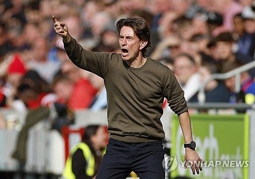 아직까지 에릭 텐 하흐 감독의 미래가 결정되지 않은 가운데, 맨체스터 유나이티드가 최근까지 첼시를 이끌었던 마우리시오 포체티노 감독을 포함한 다수의 감독 후보군과 접촉했다는 소식이 전해졌다. 영국 텔레그래프에 따르면 맨유는 현재 포체티노 감독과 브렌트퍼드의 토마스 프랭크 감독, 그리고 입스위치 타운의 승격을 이끈 키어런 맥케나 감독을 잠재적인 후보로 둔 것으로 알려졌다. 사진 연합뉴스