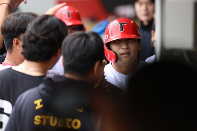 26일 광주-KIA챔피언스필드에서 열린 2024 신한 SOL Bank KBO리그 두산 베어스와 KIA 타이거즈의 경기, KIA 나성범이 홈런을 친 후 더그아웃에서 하이파이브를 하고 있다. KIA 타이거즈