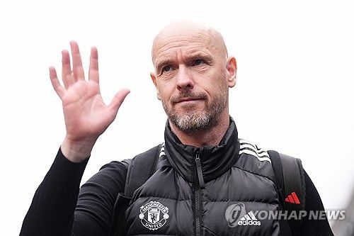 글로벌 매체 디 애슬레틱 소속 앤디 미튼 기자에 따르면 여론조사 결과 맨체스터 유나이티드 팬들 84%가 에릭 텐 하흐 감독의 잔류를 원하고 있다. 텐 하흐 감독은 맨체스터 시티와의 FA컵 결승전이 끝나면 경질될 것으로 알려졌으나 맨유가 맨시티를 꺾고 우승을 차지하면서 텐 하흐 감독의 잔류를 원하는 팬들의 목소리가 커지기 시작했다. 팬들 대다수가 텐 하흐 감독에게 호의적인 반응을 보이자 맨유 구단도 경질 여부를 두고 고심에 빠진 것으로 알려졌다. 연합뉴스