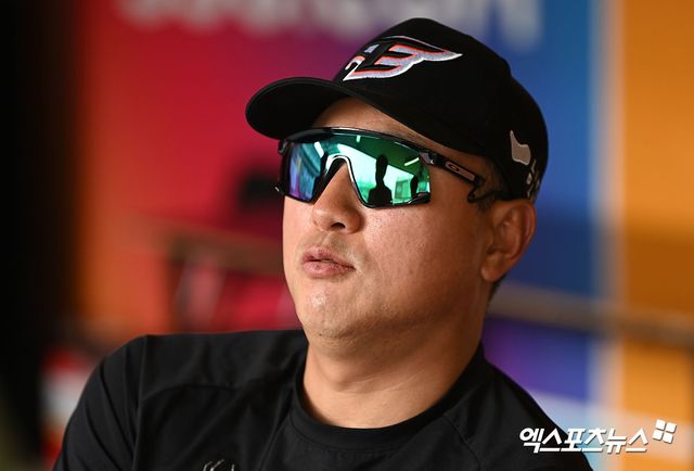 24일 오후 인천SSG랜더스필드에서 열리는 2024 신한 SOL Bank KBO리그 한화 이글스와 SSG 랜더스의 경기, 한화 최원호 감독이 취재진과 대화를 나누고 있다. 엑스포츠뉴스 DB