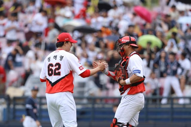 26일 광주-KIA챔피언스필드에서 열린 2024 신한 SOL Bank KBO리그 두산 베어스와 KIA 타이거즈의 경기, KIA 정해영이 포수 한준수와 승리 후 하이파이브를 하고 있다. KIA 타이거즈