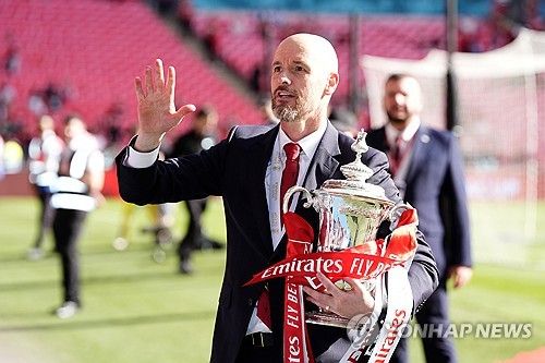 글로벌 축구매체 GOAL에 따르면 맨체스터 유나이티드 베테랑 수비수 조니 에반스는 에릭 텐 하흐 감독이 계속 클럽을 지휘해주길 바랐다. 맨유는 25일 맨체스터 시티를 꺾고 잉글랜드 FA컵에서 우승을 차지했다. 그러나 경기 전 맨유가 FA컵 결과에 상관 없이 텐 하흐 감독을 경질할 거라는 소식이 보도돼 구단 수뇌부가 정말 FA컵 우승에 성공한 텐 하흐 감독을 경질할지 관심이 집중되고 있다. 결승전이 끝난 후 에반스는 텐 하흐 감독이 맨유에 남아줬으면 한다고 말해 눈길을 끌었다. 연합뉴스