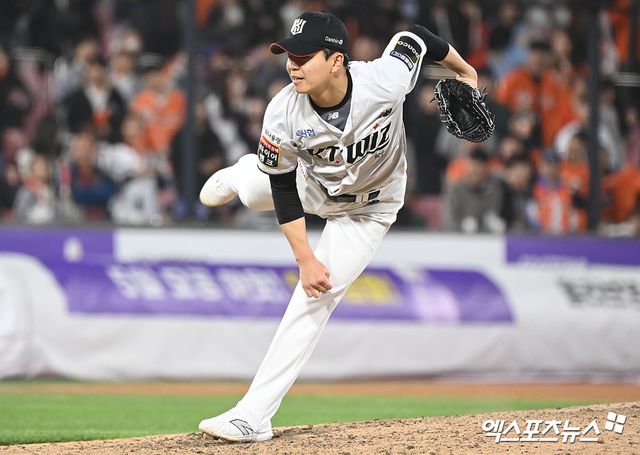KT 위즈 구원투수 손동현이 경기에 등판해 투구하고 있다. 엑스포츠뉴스 DB